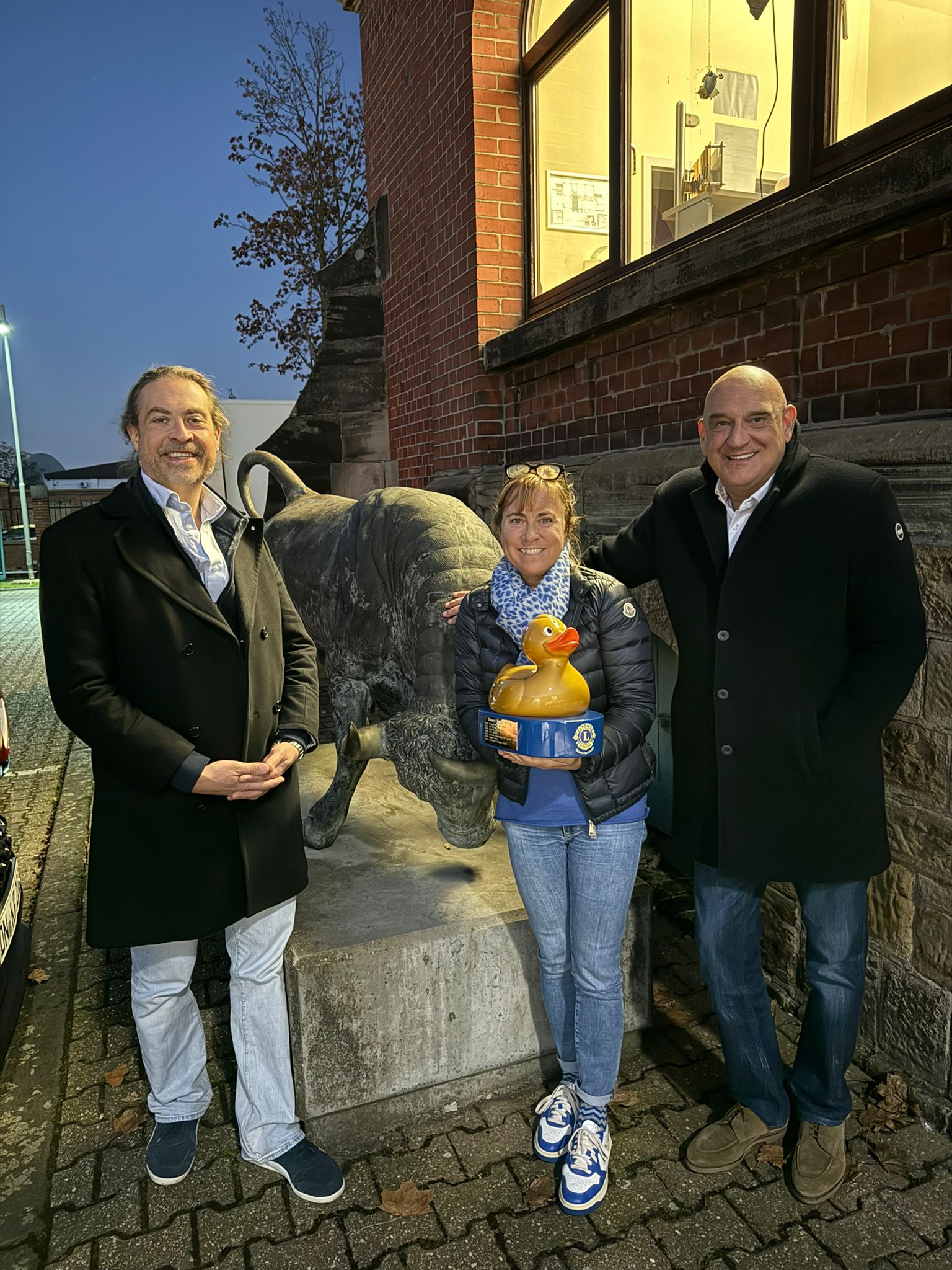 Übergabe des Wanderpokals an Karin Friersdorf, Frenken GmbH